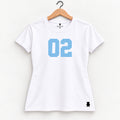 Orso 02 — feminina, camiseta branca, número azul-claro