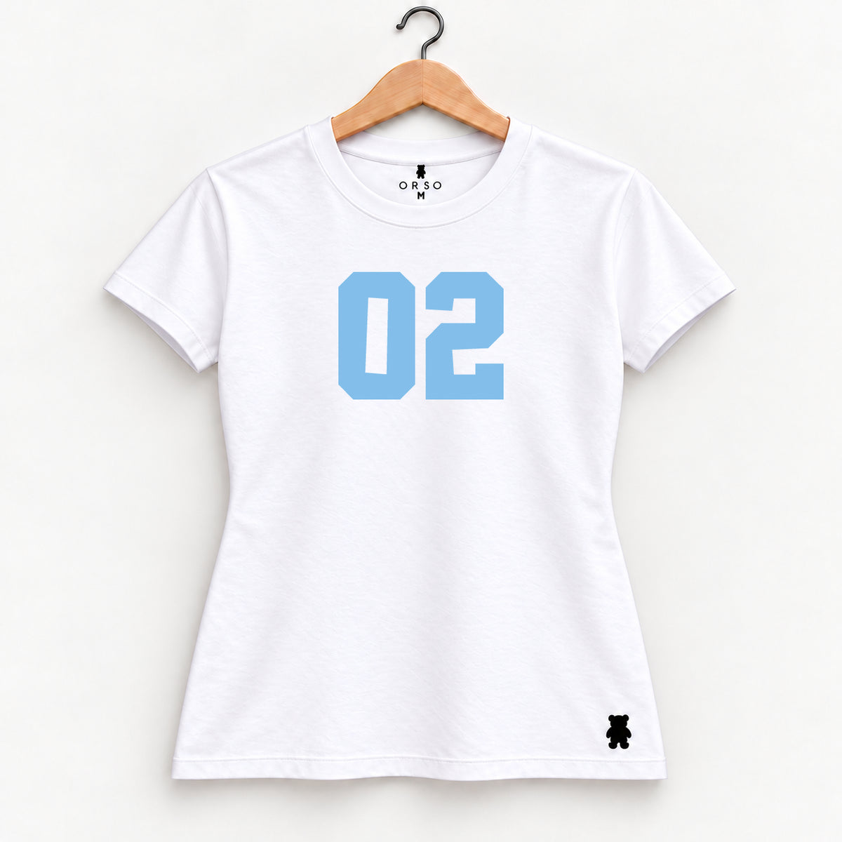 Orso 02 — feminina, camiseta branca, número azul-claro