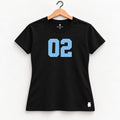 Orso 02 — feminina, camiseta preta, número azul-claro