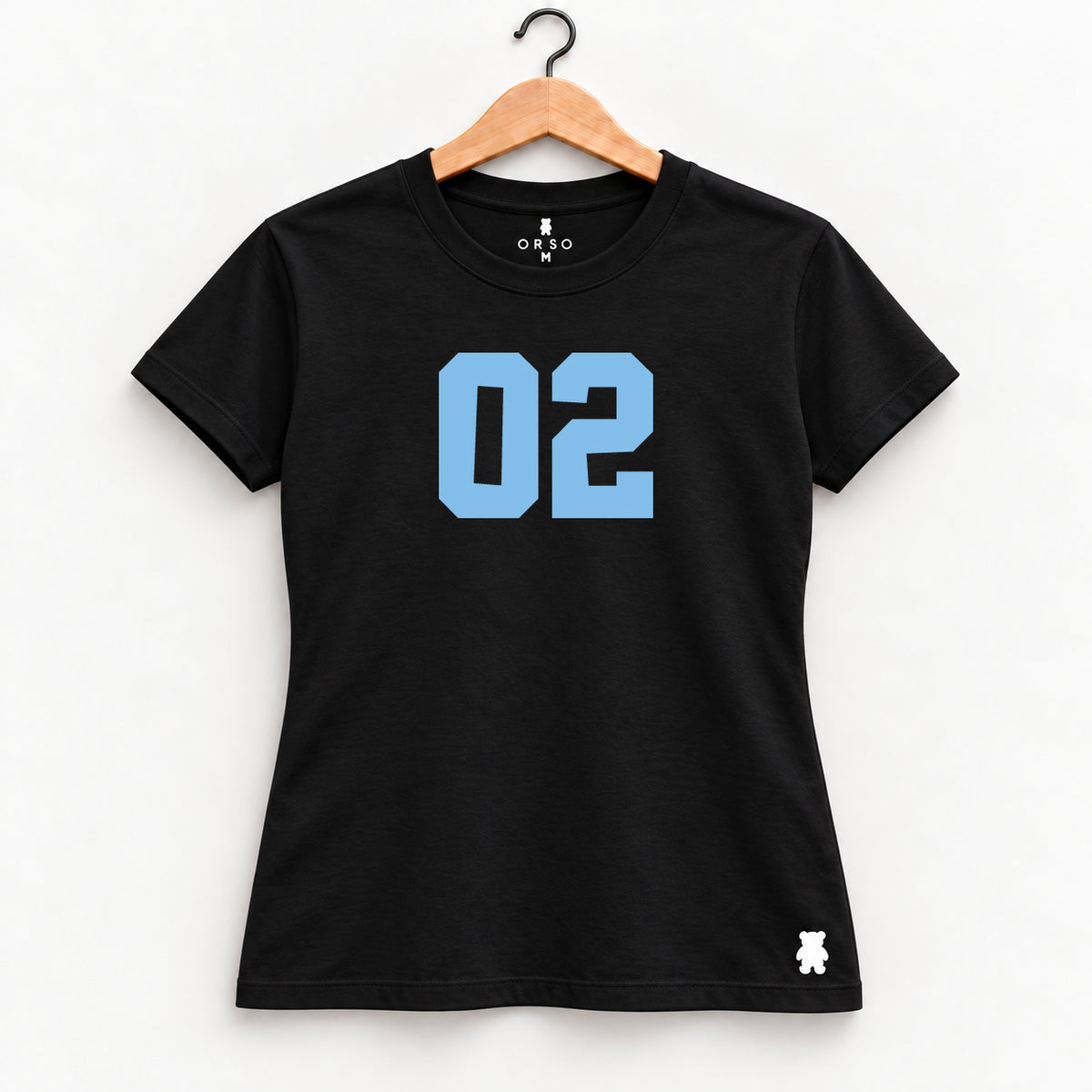 Orso 02 — feminina, camiseta preta, número azul-claro