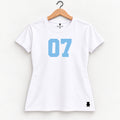 Orso 07 — feminina, camiseta branca, número azul-claro