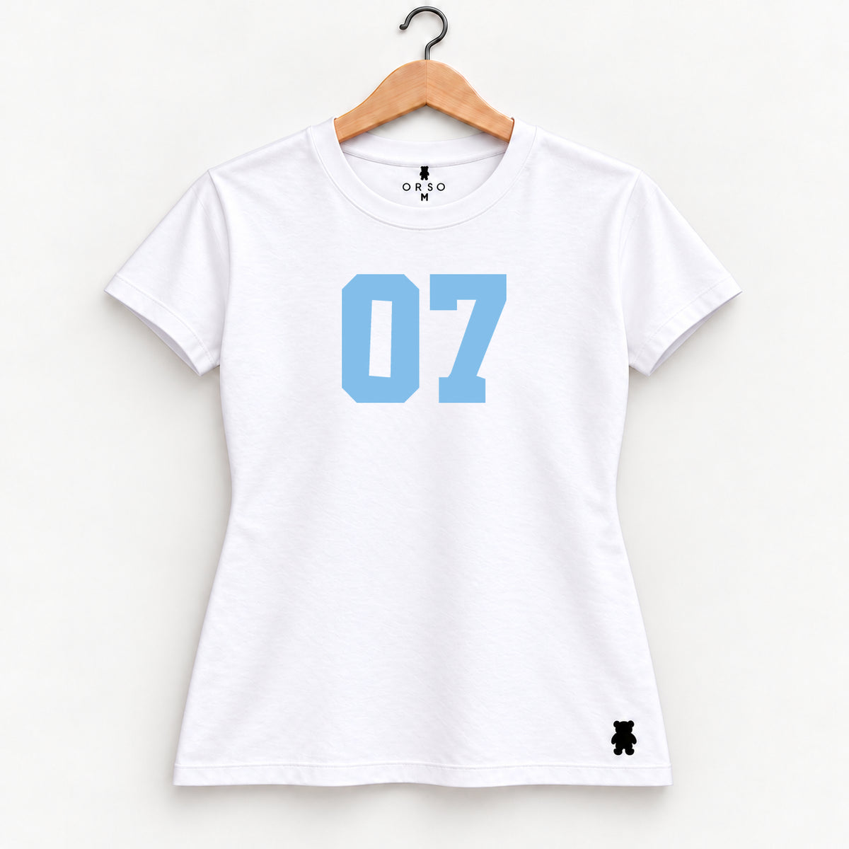 Orso 07 — feminina, camiseta branca, número azul-claro