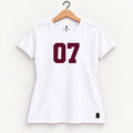 Orso 07 — feminina, camiseta branca, número bordo