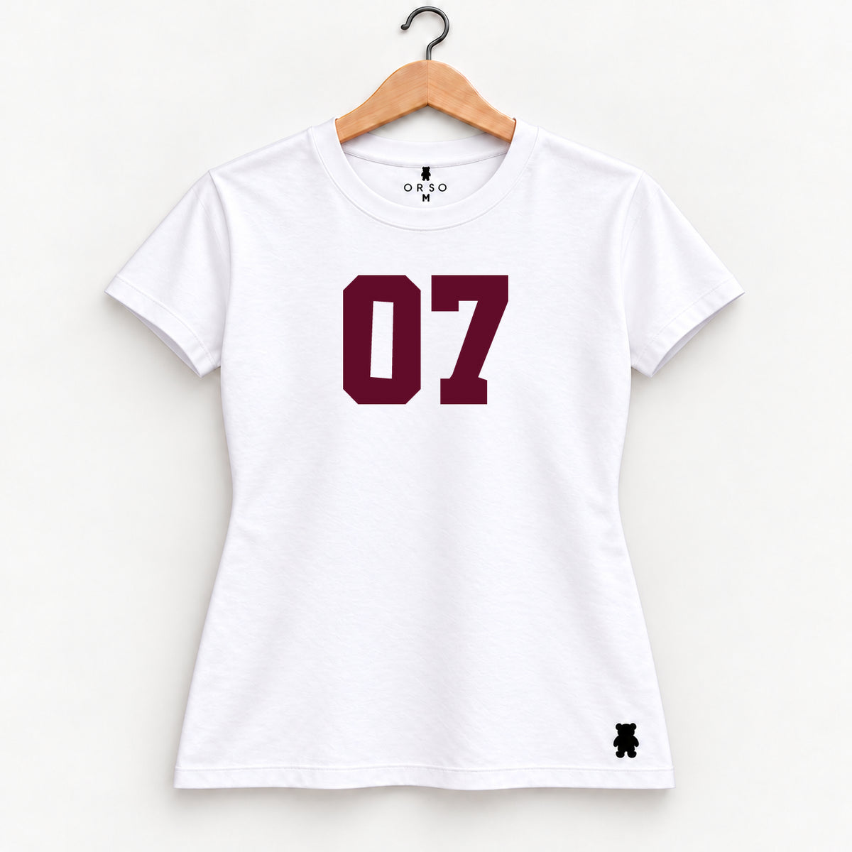 Orso 07 — feminina, camiseta branca, número bordo