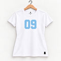 Orso 09 — feminina, camiseta branca, número azul-claro
