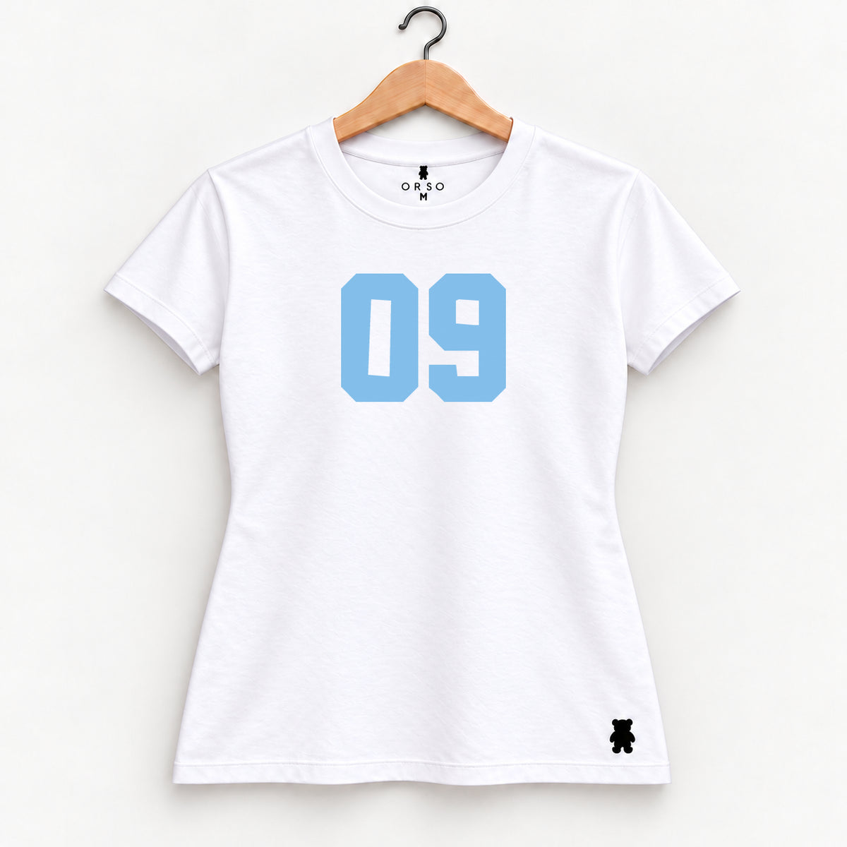 Orso 09 — feminina, camiseta branca, número azul-claro