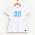 Orso 30 — feminina, camiseta branca, número azul-claro
