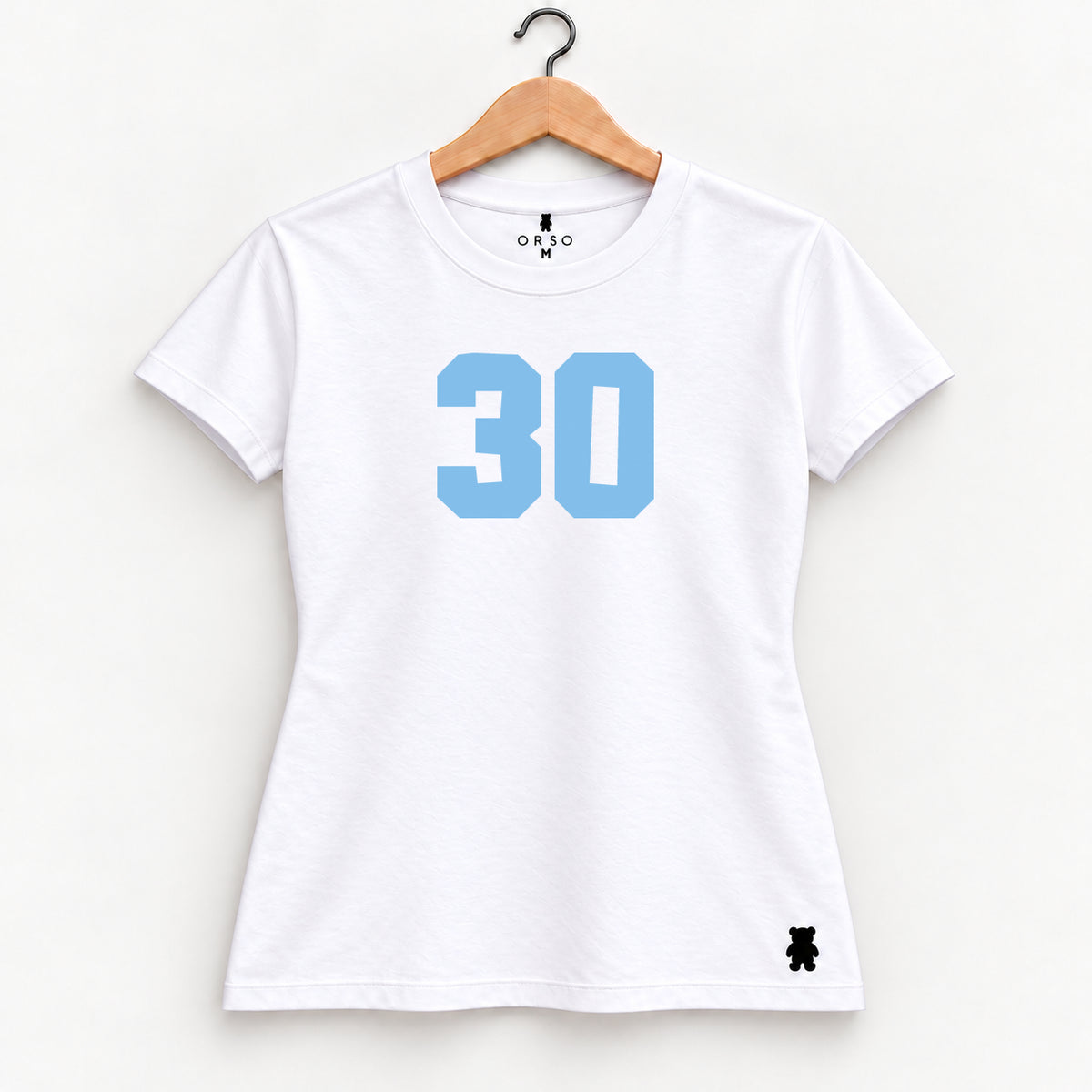Orso 30 — feminina, camiseta branca, número azul-claro