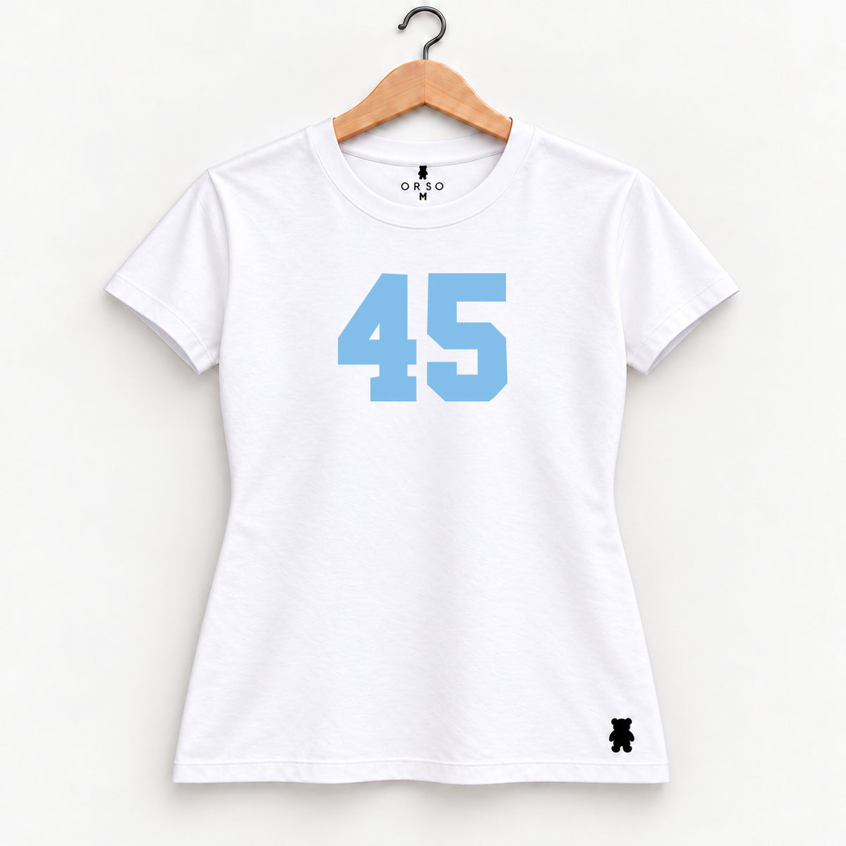 Orso 45 — feminina, camiseta branca, número azul-claro