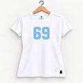 Orso 69 — feminina, camiseta branca, número azul-claro