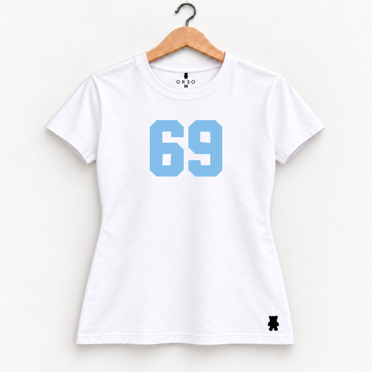 Orso 69 — feminina, camiseta branca, número azul-claro