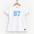 Orso 87 — feminina, camiseta branca, número azul-claro