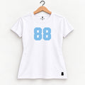 Orso 88 — feminina, camiseta branca, número azul-claro