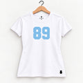 Orso 89 — feminina, camiseta branca, número azul-claro