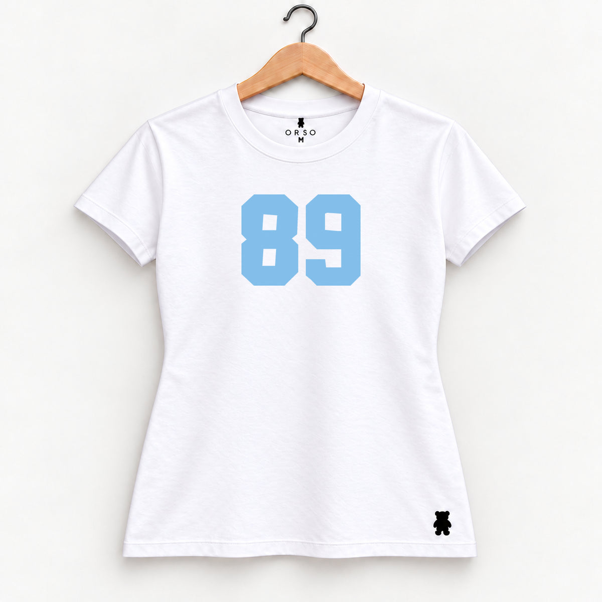 Orso 89 — feminina, camiseta branca, número azul-claro