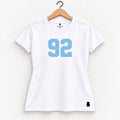 Orso 92 — feminina, camiseta branca, número azul-claro