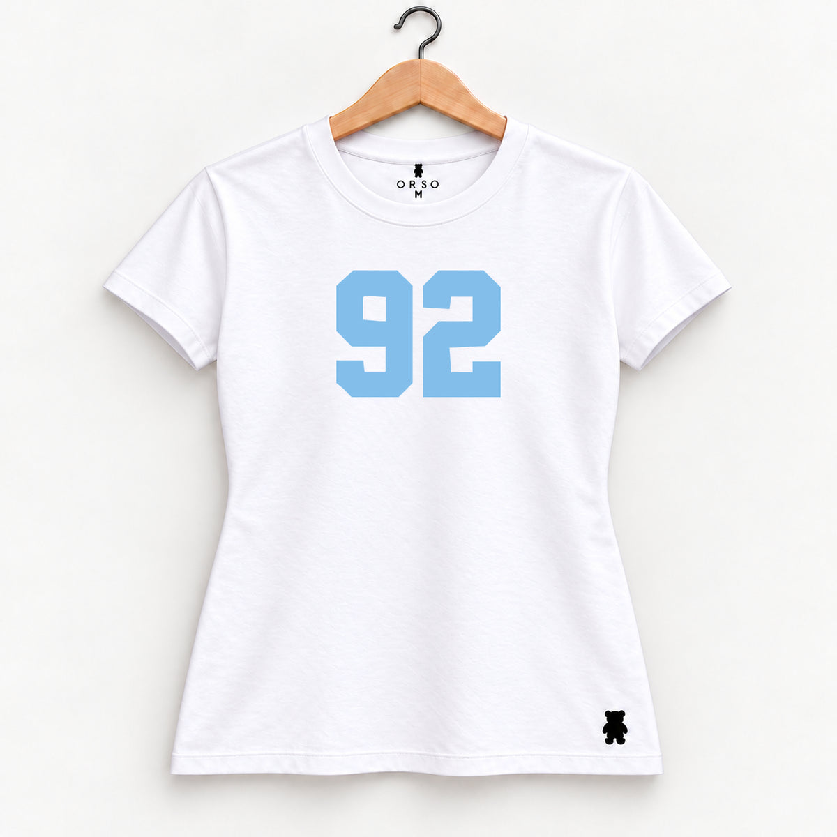 Orso 92 — feminina, camiseta branca, número azul-claro