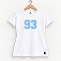 Orso 93 — feminina, camiseta branca, número azul-claro
