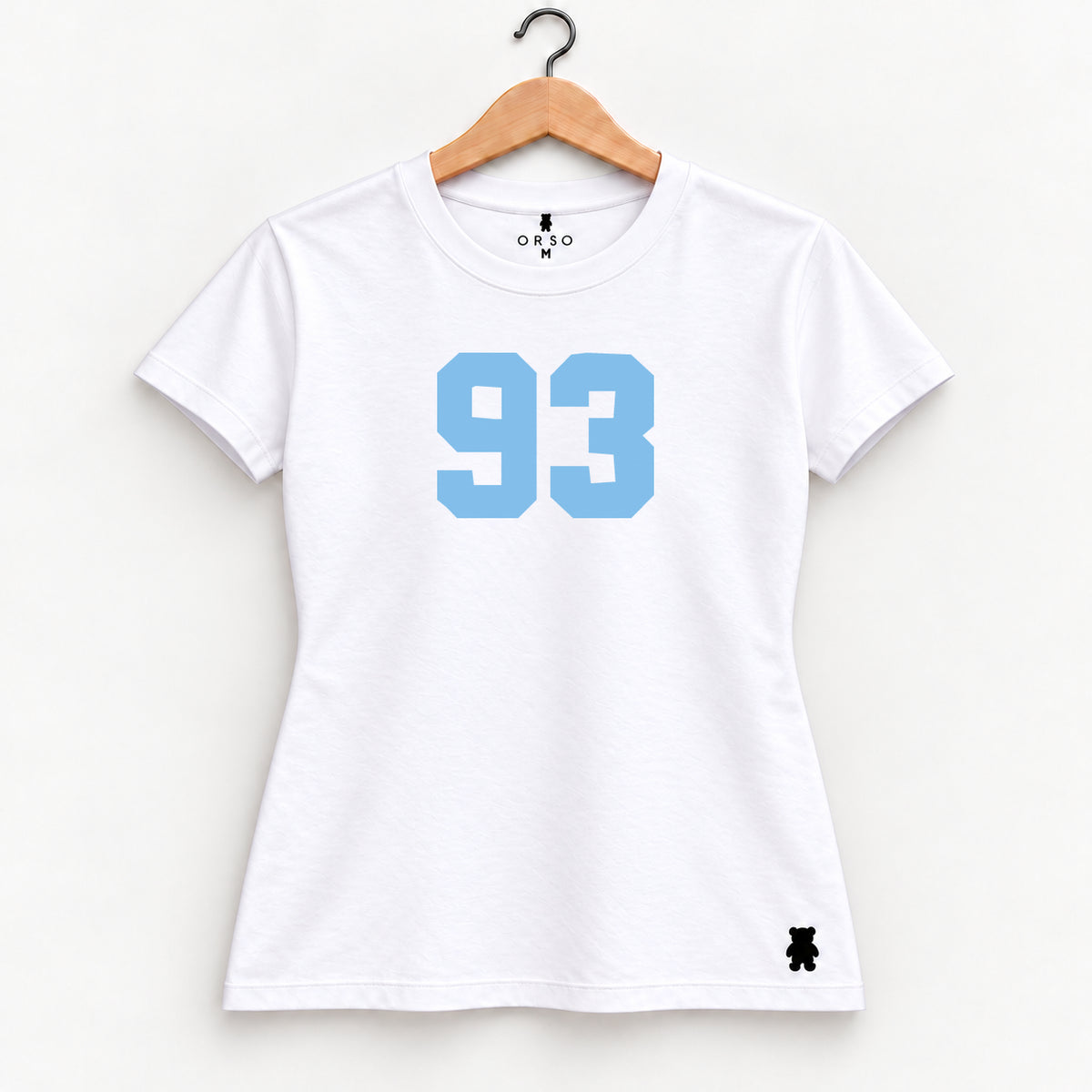 Orso 93 — feminina, camiseta branca, número azul-claro