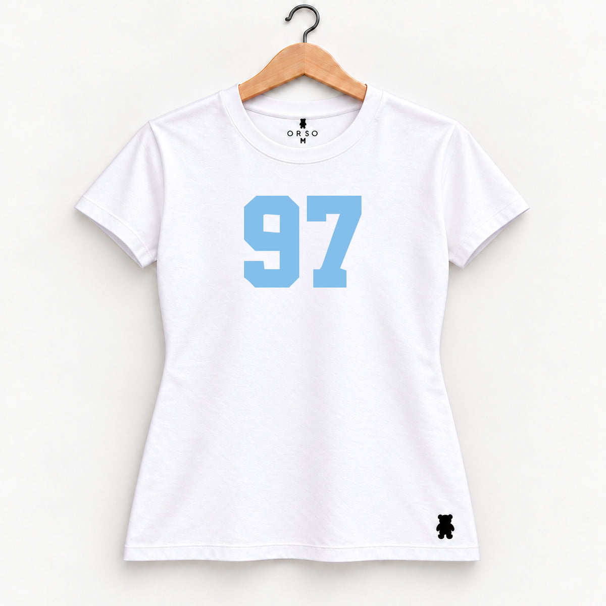Orso 97 — feminina, camiseta branca, número azul-claro